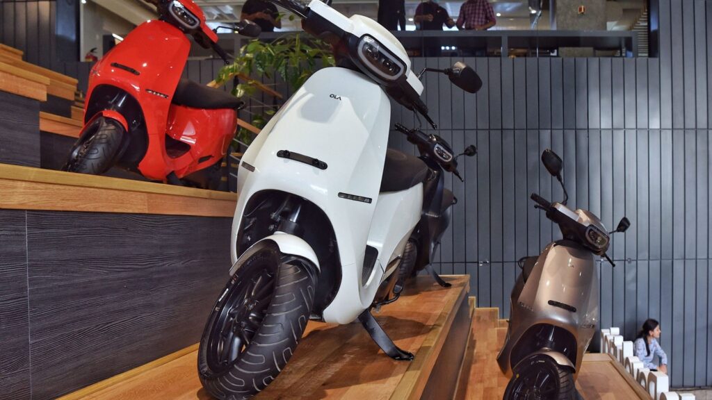OLA Electric Scooter: सिर्फ ₹999 के दाम में खरीदें ओला इलेक्ट्रिक स्कूटर मिलेगा 180KM की राइडिंग रेंज के साथ सेफ्टी प्रीमियम